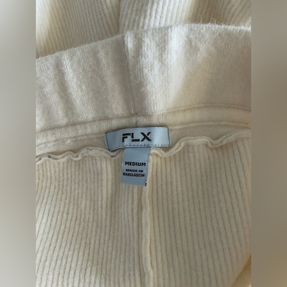 Cream Wide Leg Knit Pants & crop top for Casual Elegance - Picture 8 of 11